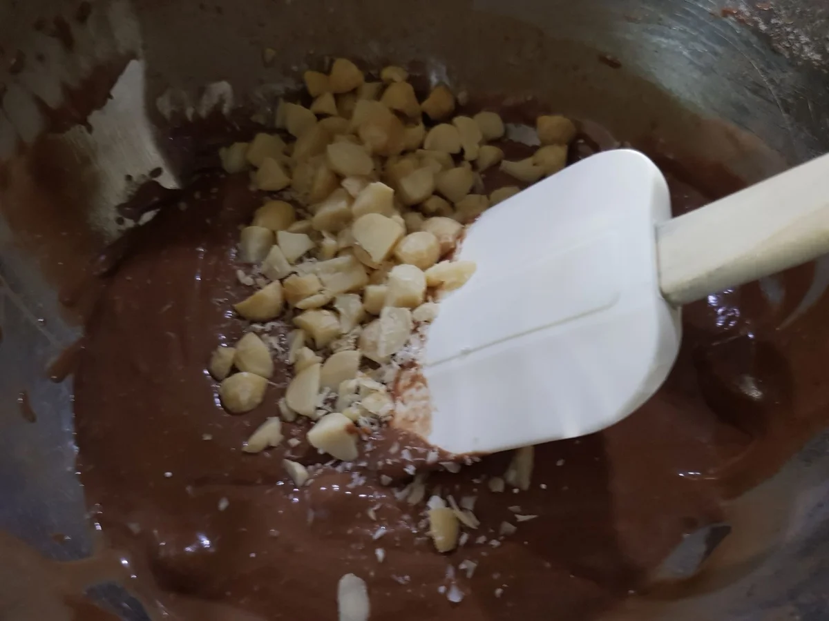 Rezept: Schoko-Marzipan-Kuppel mit Macadamia-Nüssen Bild Nr. 6 Schoko-Marzipan-Kuppel mit Macadamia-Nüssen - Rezept - Bild Nr. 6