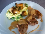 Schweinefilet mit Wacholderrahm, Kräuterseitlingen und Kartoffel-Rucola-Püree - Rezept - Bild Nr. 2