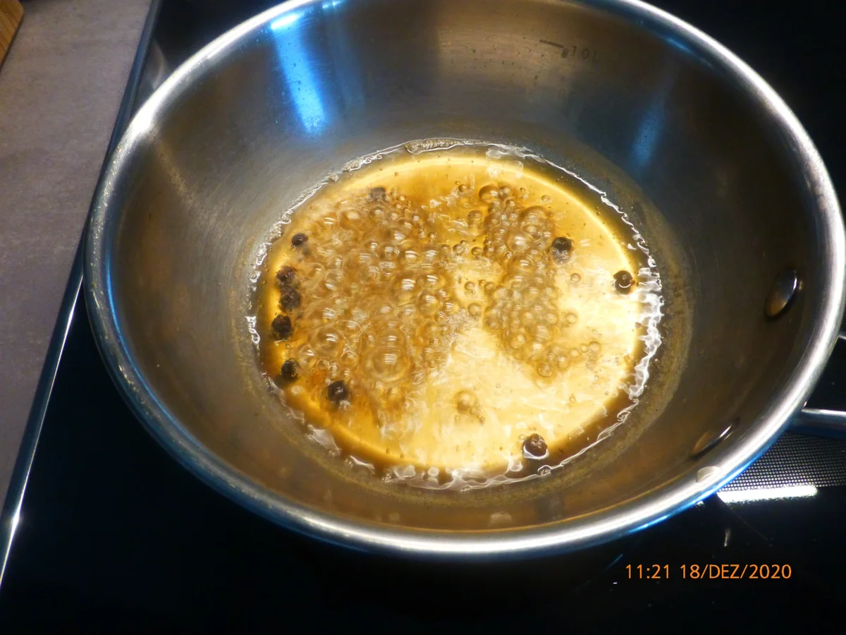 Rezept: Schweinefilet mit Wacholderrahm, Kräuterseitlingen und Kartoffel-Rucola-Püree Bild Nr. 3 Schweinefilet mit Wacholderrahm, Kräuterseitlingen und Kartoffel-Rucola-Püree - Rezept - Bild Nr. 3