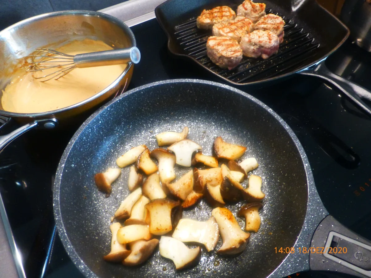 Rezept: Schweinefilet mit Wacholderrahm, Kräuterseitlingen und Kartoffel-Rucola-Püree Bild Nr. 5 Schweinefilet mit Wacholderrahm, Kräuterseitlingen und Kartoffel-Rucola-Püree - Rezept - Bild Nr. 5