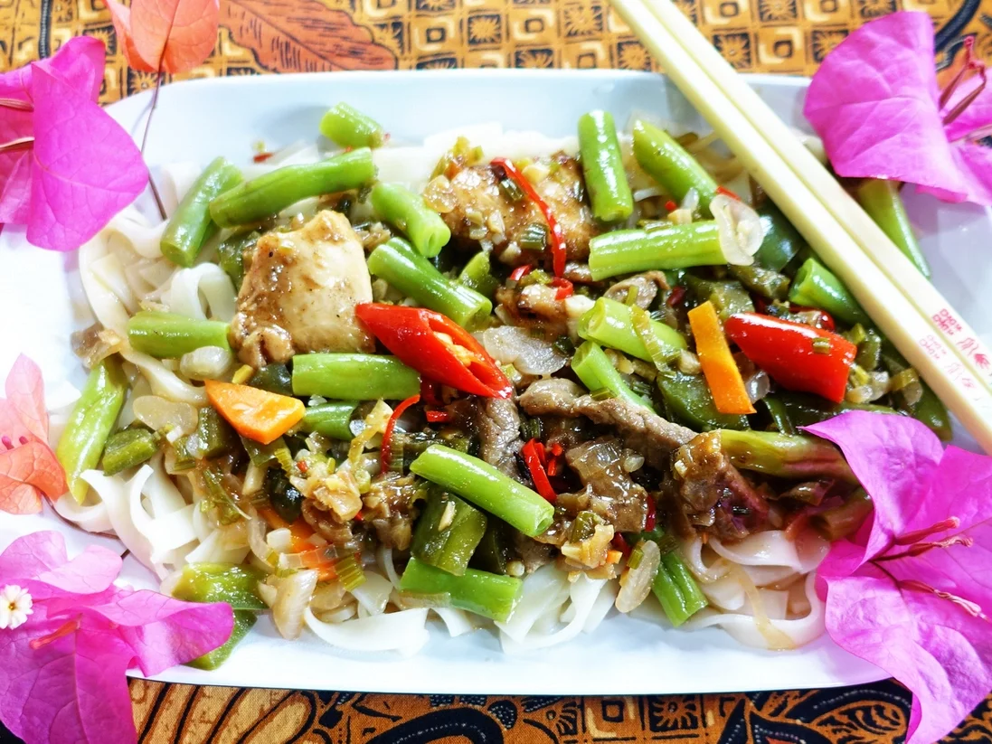 Buntes Potpourri im Nudelbett à la Taman Grija - Rezept - Bild Nr. 2