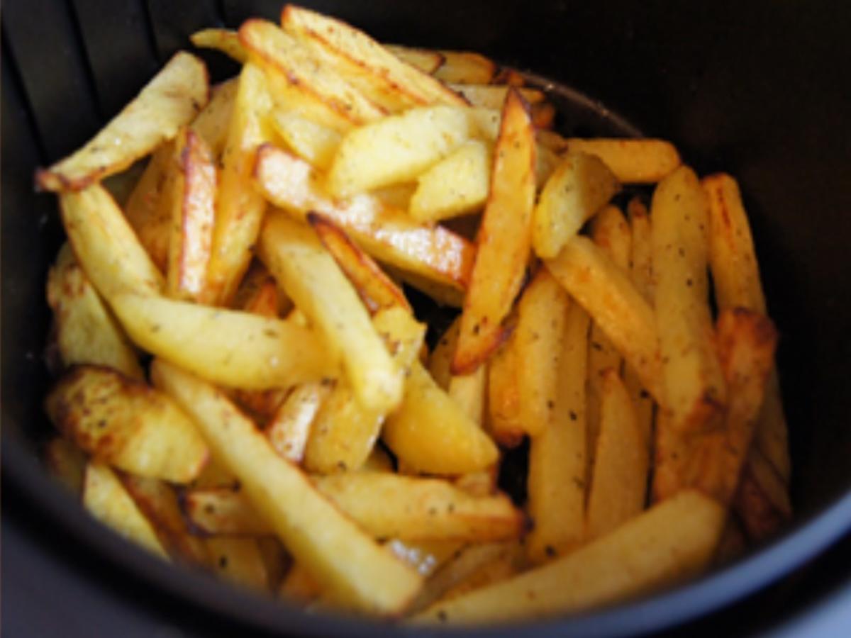 Selbstgemachte Pommes frites in der Heißluftfritteuse - Rezept - kochbar.de