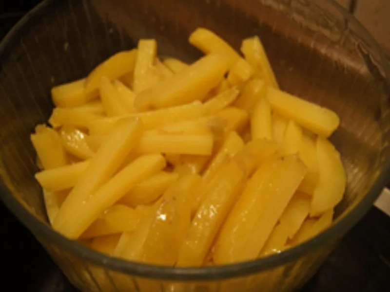Rezept: Selbstgemachte Pommes frites in der Heißluftfritteuse Bild Nr. 7 Selbstgemachte Pommes frites in der Heißluftfritteuse - Rezept - Bild Nr. 7