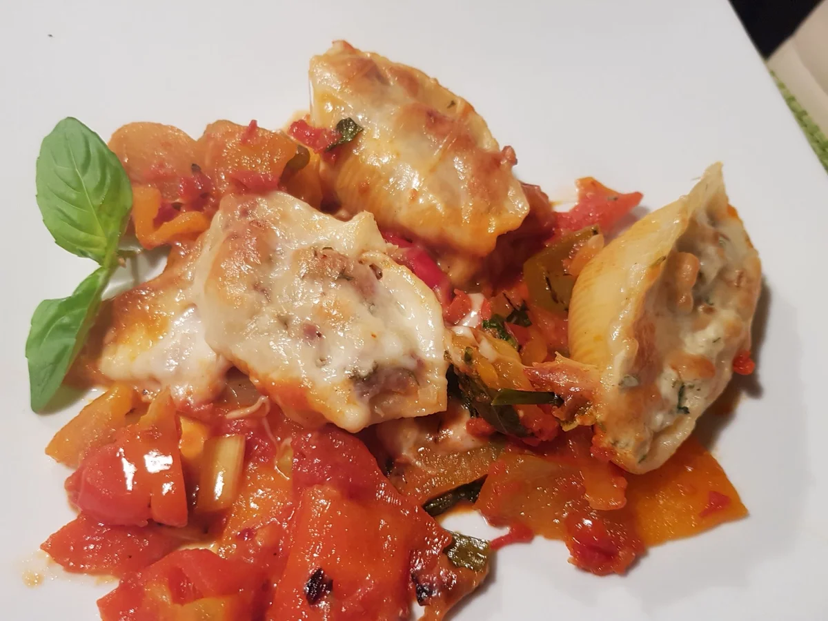 Conchiglioni mit dreierlei Füllung auf Peperonata - Rezept - Bild Nr. 2