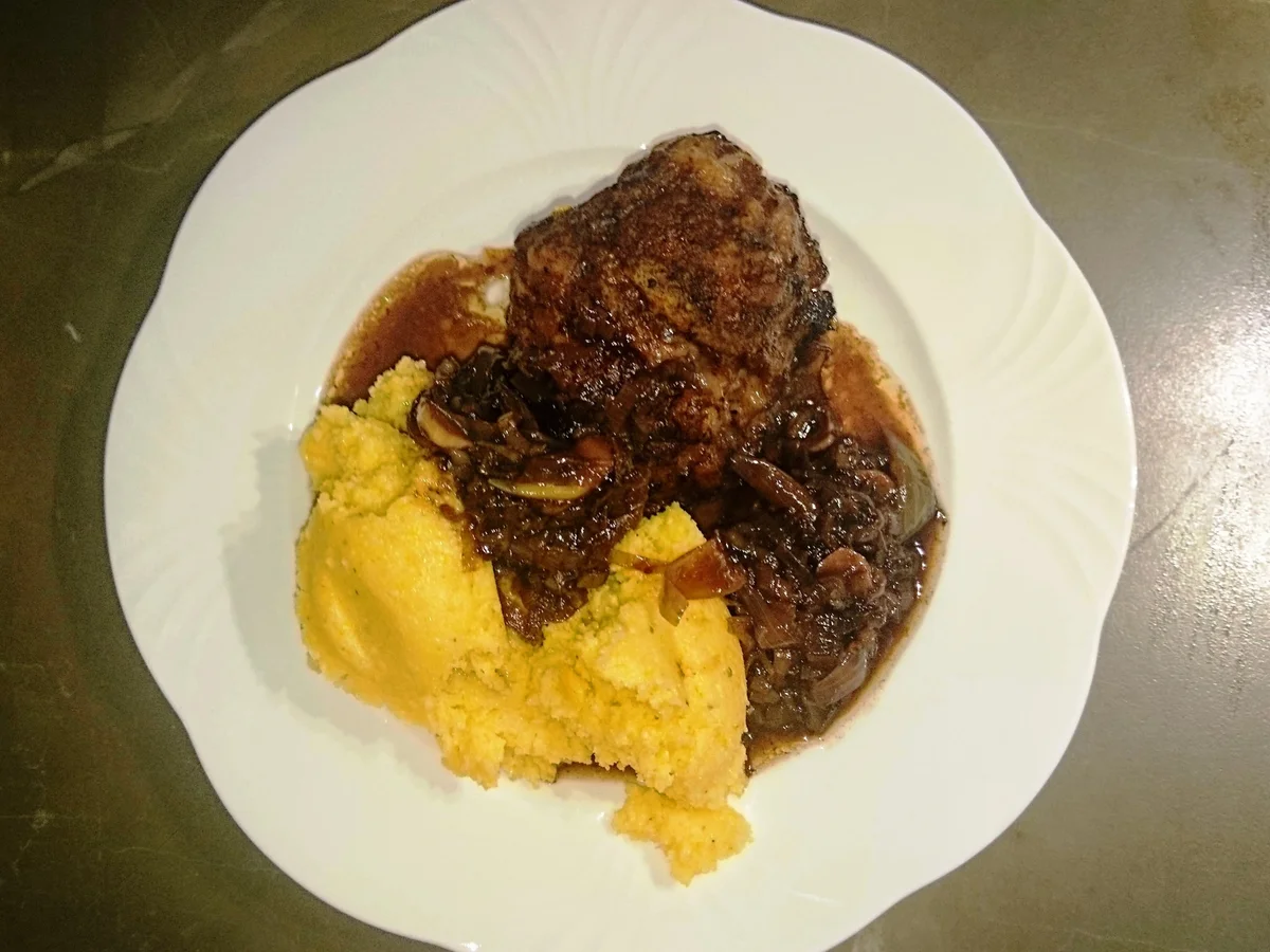 Rezept: Geschmorte Kalbsbäckchen mit Polenta Bild Nr. 2 Geschmorte Kalbsbäckchen mit Polenta - Rezept - Bild Nr. 2