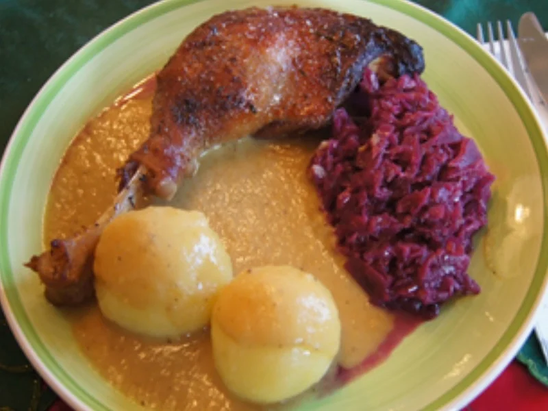 Rezept: Gänsekeulen und Gänsebrust mit Sauce, Rot-kohl süß-sauer und Fränkischen Klößen Bild Nr. 2 Gänsekeulen und Gänsebrust mit Sauce, Rot-kohl süß-sauer und Fränkischen Klößen - Rezept - Bild Nr. 2