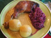 Gänsekeulen und Gänsebrust mit Sauce, Rot-kohl süß-sauer und Fränkischen Klößen - Rezept - Bild Nr. 2