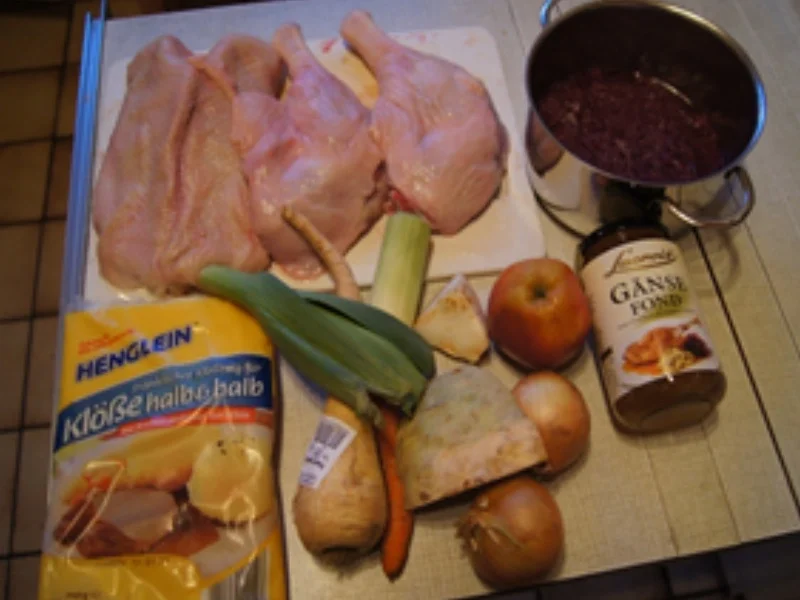 Rezept: Gänsekeulen und Gänsebrust mit Sauce, Rot-kohl süß-sauer und Fränkischen Klößen Bild Nr. 3 Gänsekeulen und Gänsebrust mit Sauce, Rot-kohl süß-sauer und Fränkischen Klößen - Rezept - Bild Nr. 3