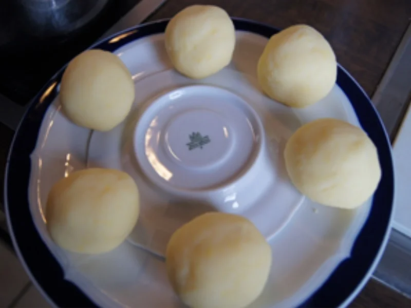 Rezept: Gänsekeulen und Gänsebrust mit Sauce, Rot-kohl süß-sauer und Fränkischen Klößen Bild Nr. 23 Gänsekeulen und Gänsebrust mit Sauce, Rot-kohl süß-sauer und Fränkischen Klößen - Rezept - Bild Nr. 23