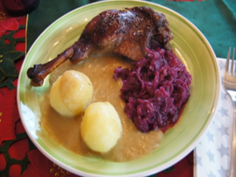Rezept: Gänsekeulen und Gänsebrust mit Sauce, Rot-kohl süß-sauer und Fränkischen Klößen Bild Nr. 26 Gänsekeulen und Gänsebrust mit Sauce, Rot-kohl süß-sauer und Fränkischen Klößen - Rezept - Bild Nr. 26