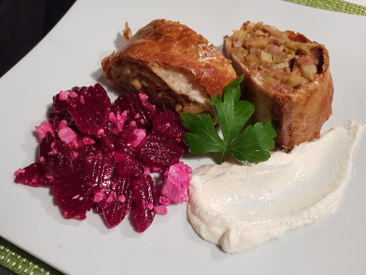 Kraut-Strudel mit Schmand-Knoblauch-Dip und Salat - Rezept - Bild Nr. 12336