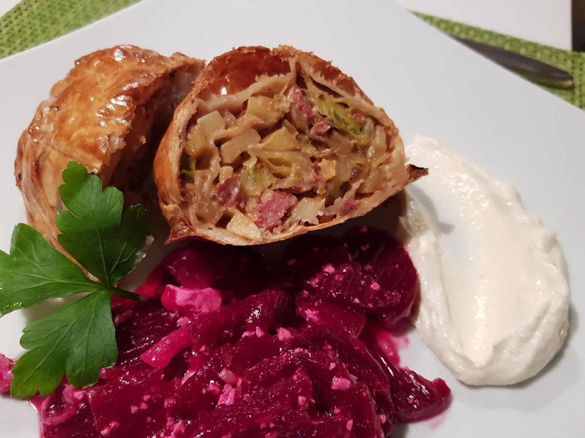 Kraut-Strudel mit Schmand-Knoblauch-Dip und Salat - Rezept - Bild Nr. 12337