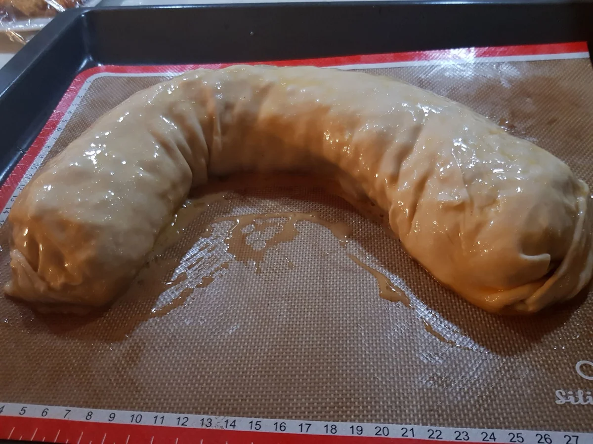 Kraut-Strudel mit Schmand-Knoblauch-Dip und Salat - Rezept - Bild Nr. 12339