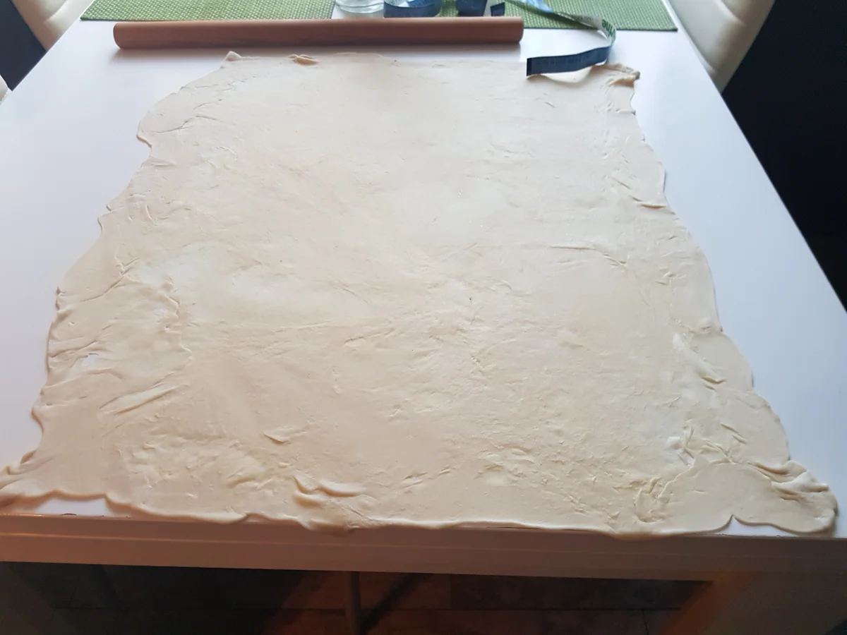 Kraut-Strudel mit Schmand-Knoblauch-Dip und Salat - Rezept - Bild Nr. 12342