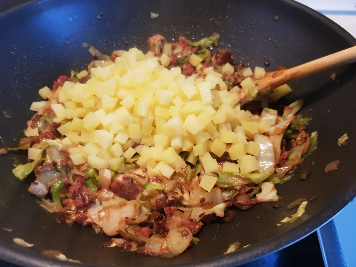 Kraut-Strudel mit Schmand-Knoblauch-Dip und Salat - Rezept - Bild Nr. 12344