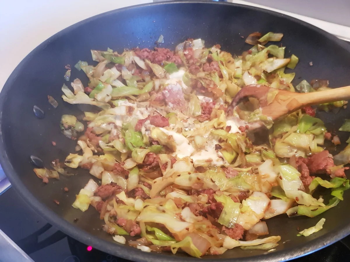 Kraut-Strudel mit Schmand-Knoblauch-Dip und Salat - Rezept - Bild Nr. 12345