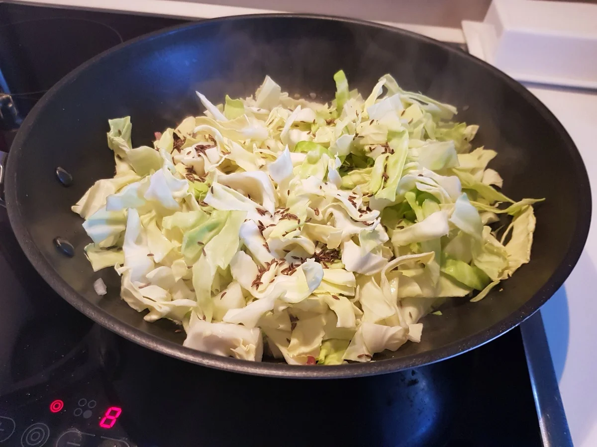 Kraut-Strudel mit Schmand-Knoblauch-Dip und Salat - Rezept - Bild Nr. 12346