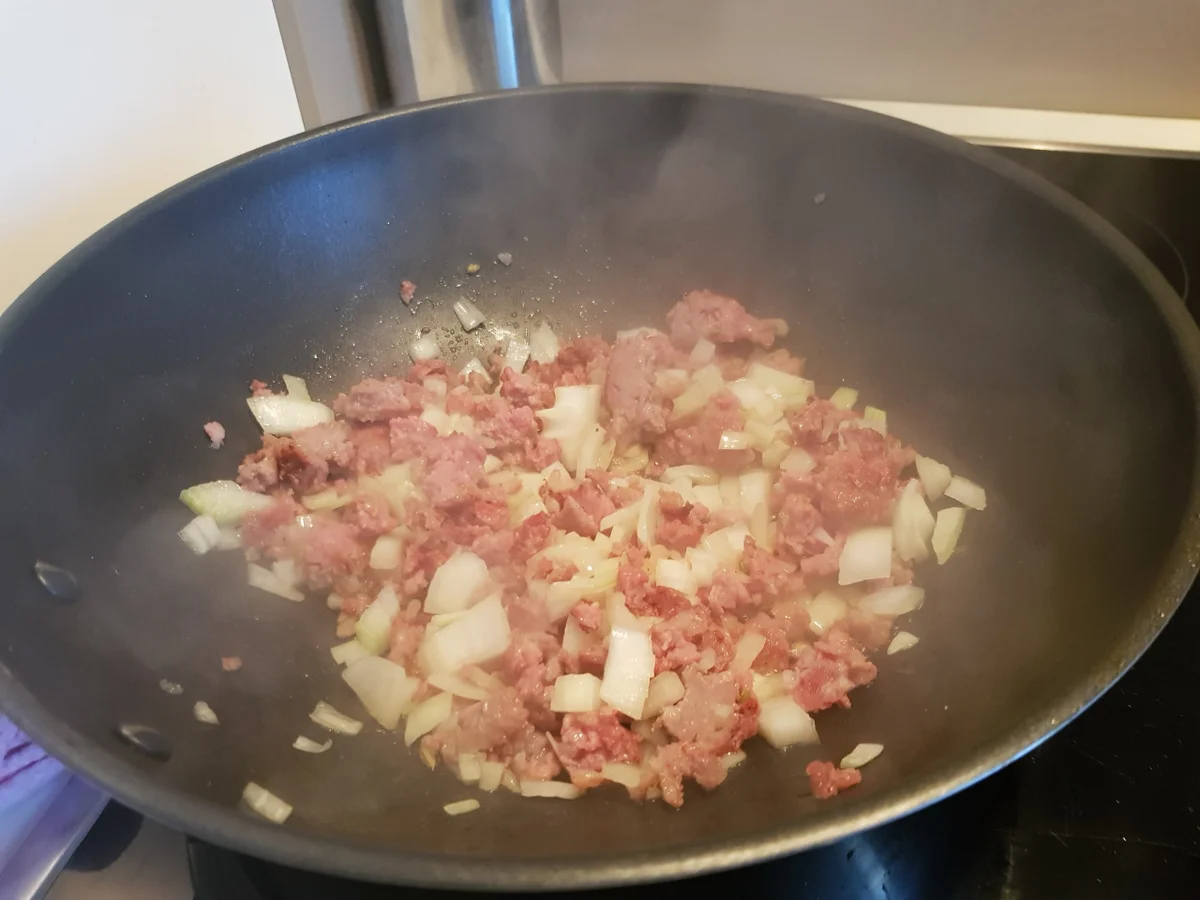 Kraut-Strudel mit Schmand-Knoblauch-Dip und Salat - Rezept - Bild Nr. 12347