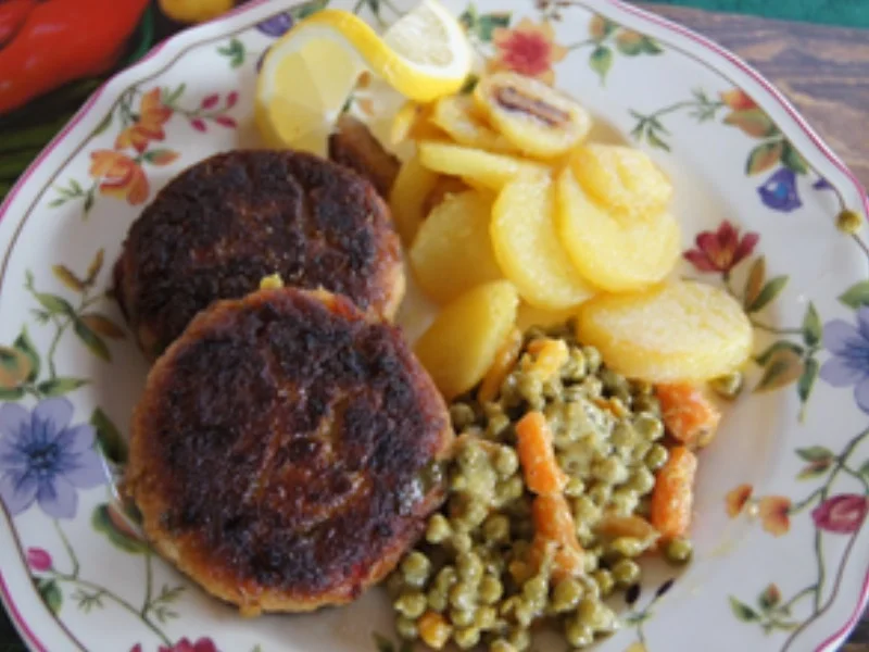 Rezept: Karpfenbuletten mit Erbsen und Möhren und gebratenen Fränkischen Klößen Bild Nr. 2 Karpfenbuletten mit Erbsen und Möhren und gebratenen Fränkischen Klößen - Rezept - Bild Nr. 2