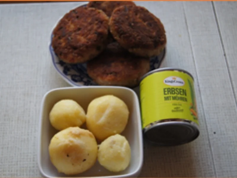 Rezept: Karpfenbuletten mit Erbsen und Möhren und gebratenen Fränkischen Klößen Bild Nr. 3 Karpfenbuletten mit Erbsen und Möhren und gebratenen Fränkischen Klößen - Rezept - Bild Nr. 3