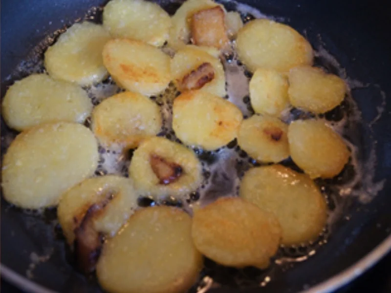 Rezept: Karpfenbuletten mit Erbsen und Möhren und gebratenen Fränkischen Klößen Bild Nr. 8 Karpfenbuletten mit Erbsen und Möhren und gebratenen Fränkischen Klößen - Rezept - Bild Nr. 8