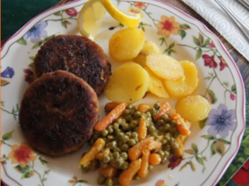 Rezept: Karpfenbuletten mit Erbsen und Möhren und gebratenen Fränkischen Klößen Bild Nr. 9 Karpfenbuletten mit Erbsen und Möhren und gebratenen Fränkischen Klößen - Rezept - Bild Nr. 9