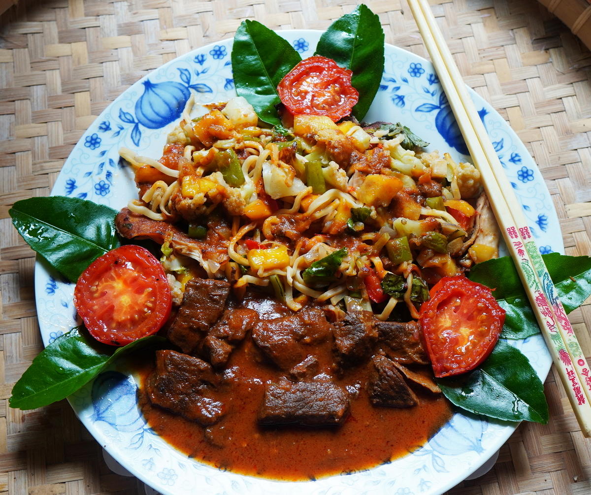 Rotes Rindfleischcurry mit bunten Mangonudeln - Rezept - kochbar.de