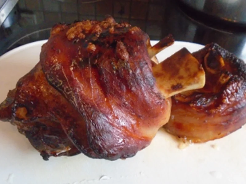 Knusprig gebackene Schweinshaxen mit Krautsalat und Sahnemeerrettich - Rezept - Bild Nr. 2