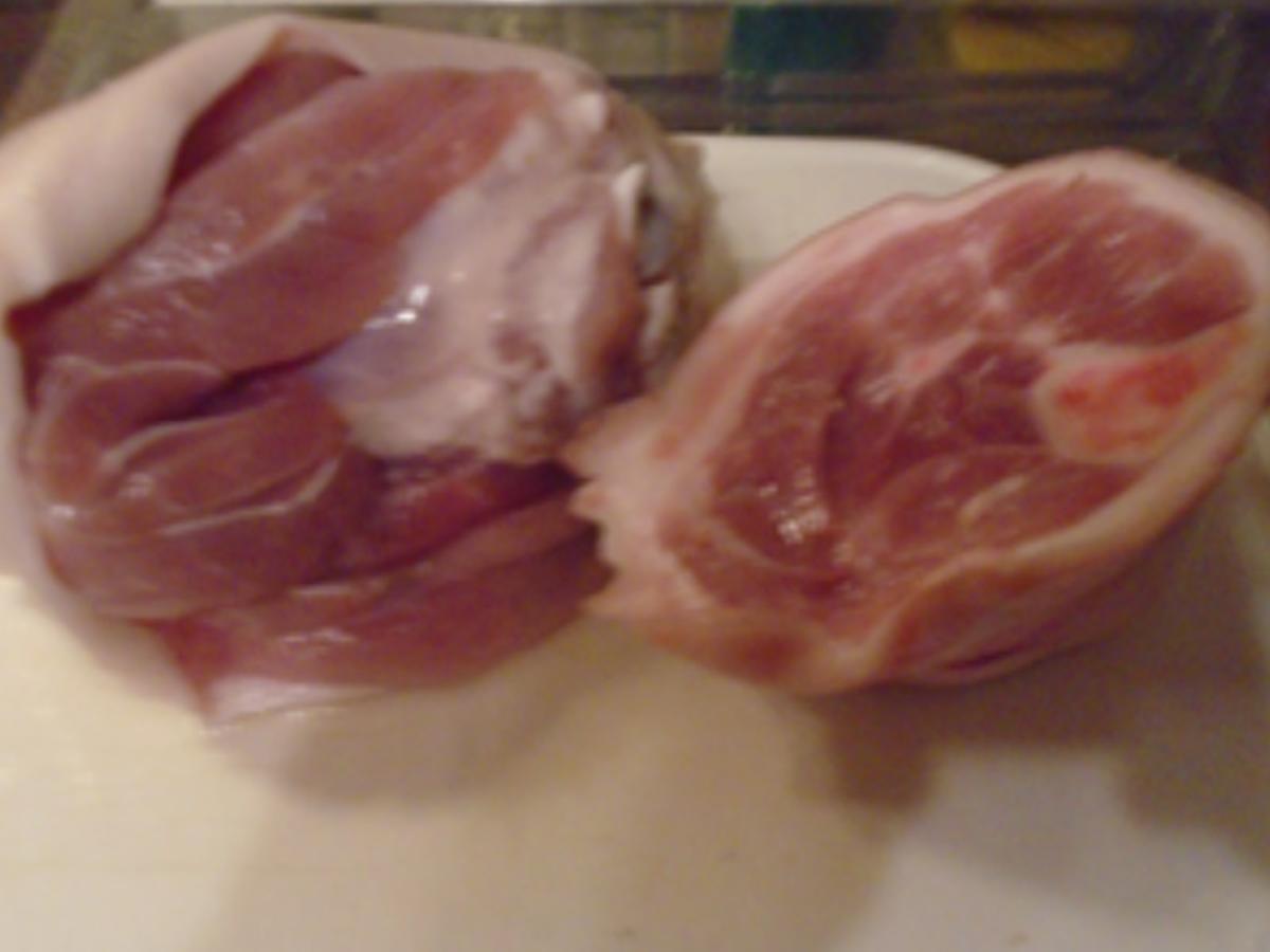 Knusprig gebackene Schweinshaxen mit Krautsalat und Sahnemeerrettich - Rezept - Bild Nr. 3