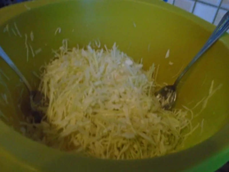 Knusprig gebackene Schweinshaxen mit Krautsalat und Sahnemeerrettich - Rezept - Bild Nr. 14