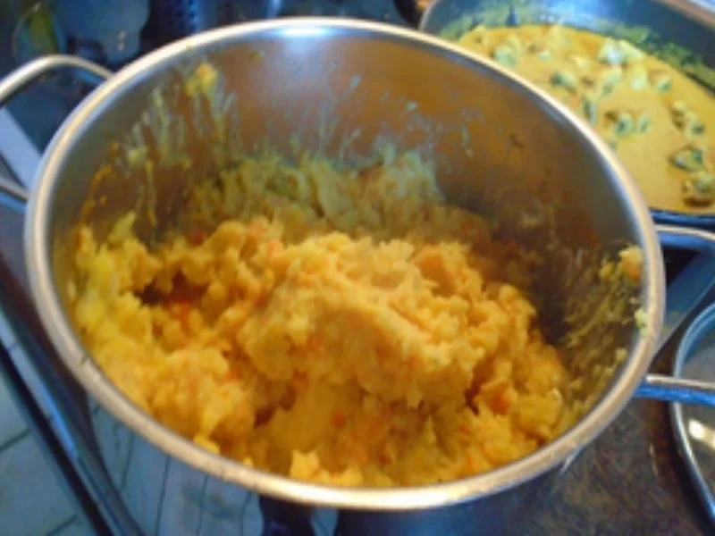 Schnitzelchen mit Champignons in Currysauce und Möhren-Sellerie-Kartoffel-Stampf - Rezept - Bild Nr. 13