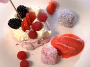 Pink Berry Pavlova mit Himbeer-Sorbet und rosa Mini Lamingtons - Rezept - Bild Nr. 2
