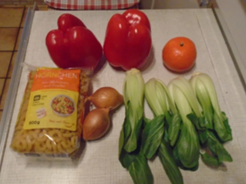 Hörnchen-Nudeln mit roter Paprikasauce und gebratenen Mini-Pak Choi - Rezept - Bild Nr. 3