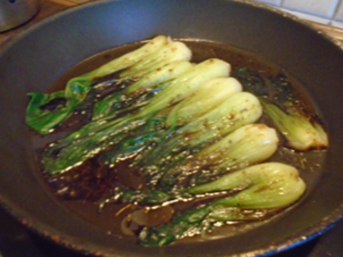 Hörnchen-Nudeln mit roter Paprikasauce und gebratenen Mini-Pak Choi - Rezept - Bild Nr. 18