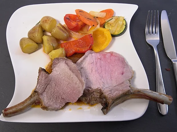 Crownroast vom Iberico-Karree mit Kräuterkartoffeln und Pfannengemüse - Rezept - Bild Nr. 2