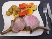 Crownroast vom Iberico-Karree mit Kräuterkartoffeln und Pfannengemüse - Rezept - Bild Nr. 2