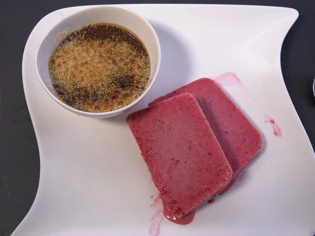 Rezept: Kaffee-Schoko-Brûlée an Himbeerparfait Bild Nr. 2 Kaffee-Schoko-Brûlée an Himbeerparfait - Rezept - Bild Nr. 2