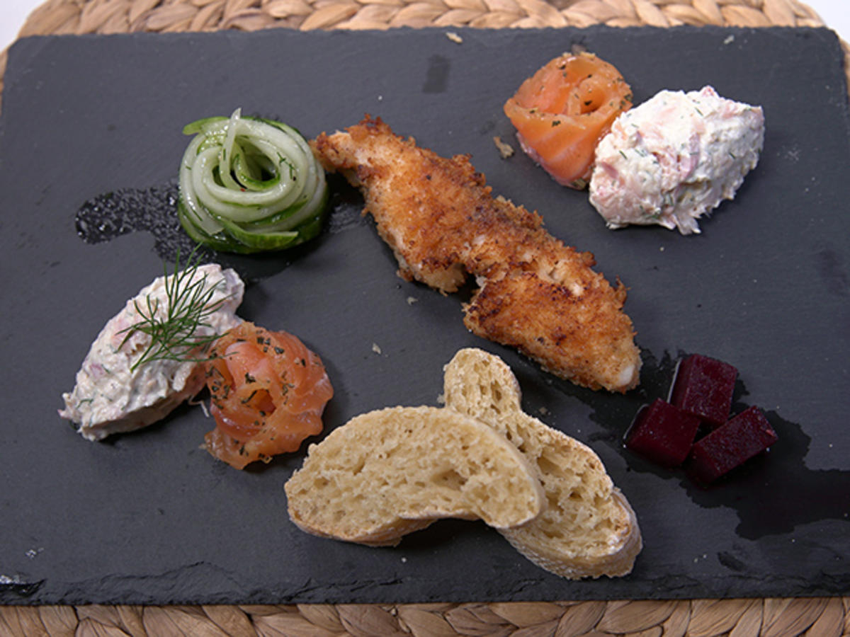 Fisch, Brot, rote Bete und Gurkensalat - Rezept - Bild Nr. 2