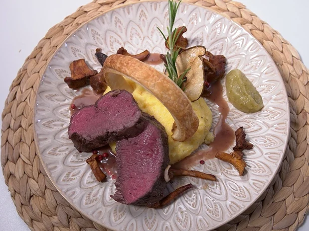 Rezept: Wild, Polenta, Pilze, Soße und Birnenchips Bild Nr. 2 Wild, Polenta, Pilze, Soße und Birnenchips - Rezept - Bild Nr. 2