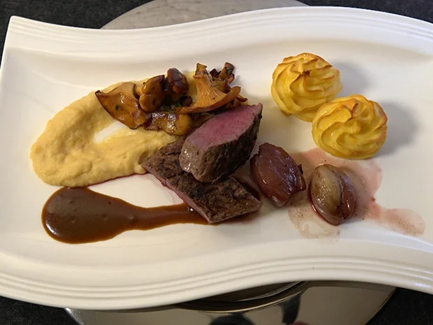 Rezept: Das Beste vom Capreolus an Kirsch-Schokoladensauce Bild Nr. 2 Das Beste vom Capreolus an Kirsch-Schokoladensauce - Rezept - Bild Nr. 2