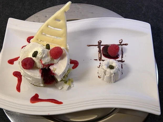 Cremiger Joghurttraum auf Pistazienfundament mit flüssigem Beerenkern - Rezept - Bild Nr. 2