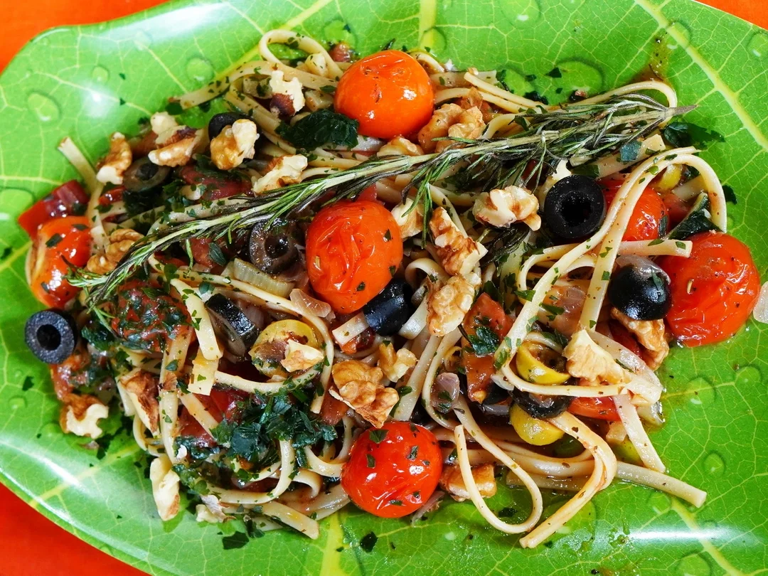 Rezept: Bunte Linguine à la Francesca - Pasta e pomadori alla Francesca Bild Nr. 2 Bunte Linguine à la Francesca - Pasta e pomadori alla Francesca - Rezept - Bild Nr. 2