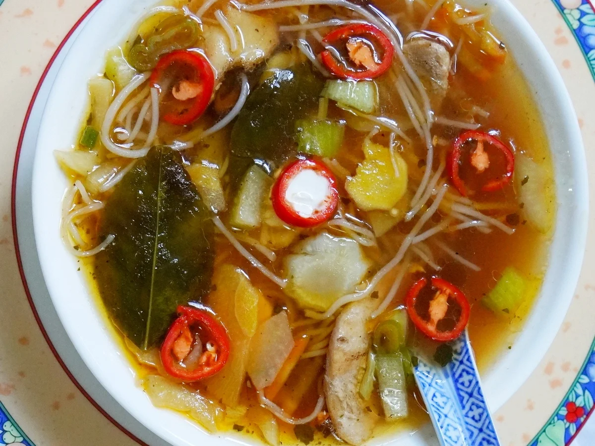 Rezept: Scharfe Hühnersuppe mit Garnelen, Pilzen und Glasnudeln - San Xian Tang Bild Nr. 2 Scharfe Hühnersuppe mit Garnelen, Pilzen und Glasnudeln - San Xian Tang - Rezept - Bild Nr. 2