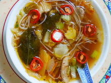 Scharfe Hühnersuppe mit Garnelen, Pilzen und Glasnudeln - San Xian Tang - Rezept - Bild Nr. 2