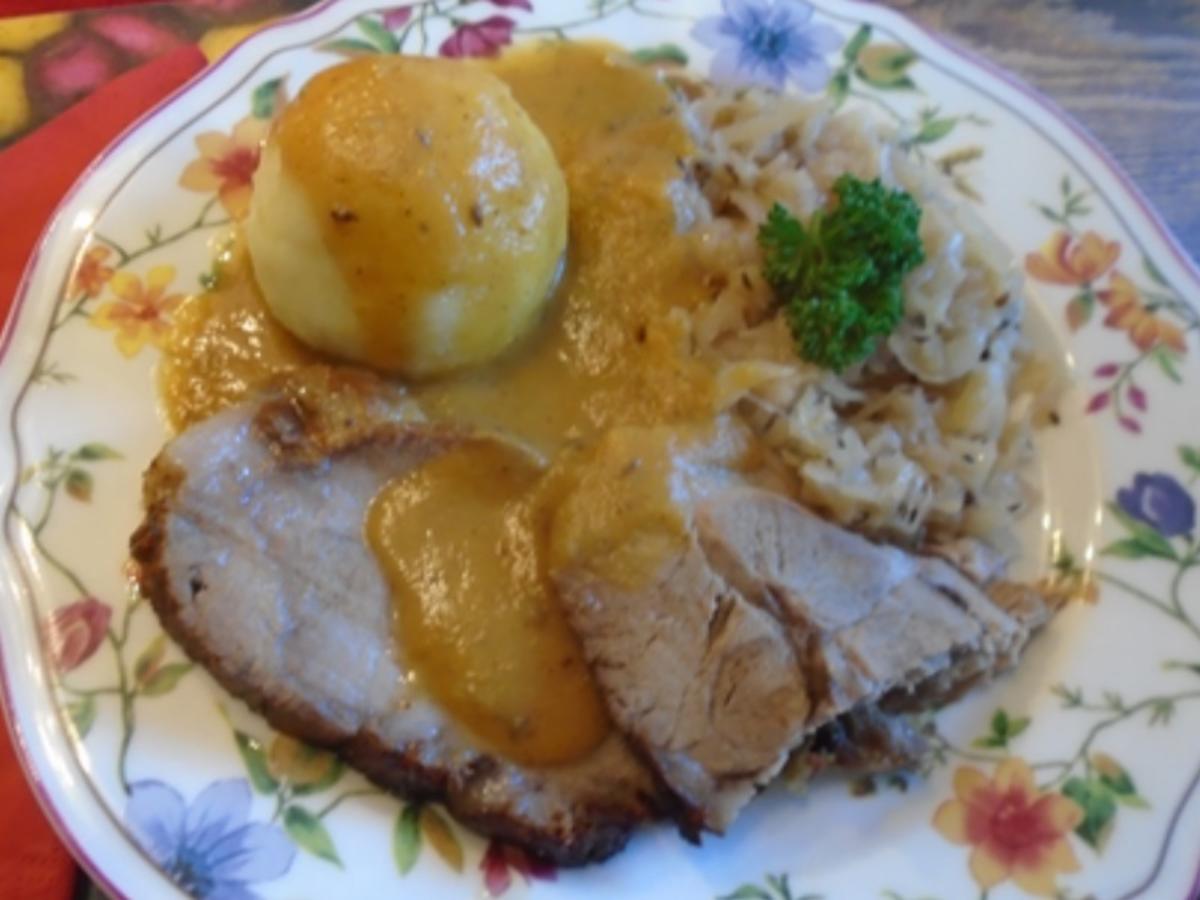 Schweinenackenbraten mit Sauce, Weißkraut auf böhmische Art und ...