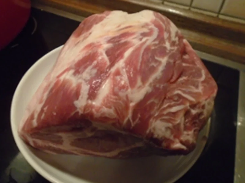 Schweinenackenbraten mit Sauce, Weißkraut auf böhmische Art und Seidenknödel - Rezept - Bild Nr. 3