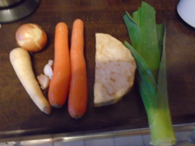 Schweinenackenbraten mit Sauce, Weißkraut auf böhmische Art und Seidenknödel - Rezept - Bild Nr. 4