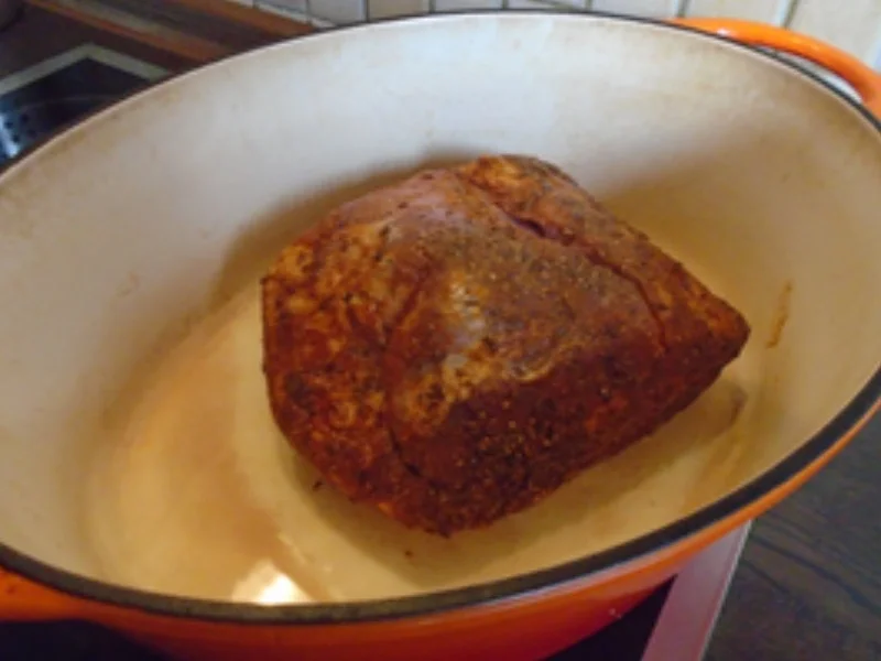 Schweinenackenbraten mit Sauce, Weißkraut auf böhmische Art und Seidenknödel - Rezept - Bild Nr. 9