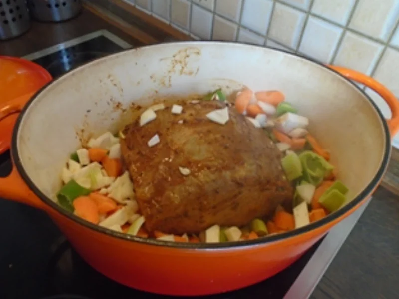 Schweinenackenbraten mit Sauce, Weißkraut auf böhmische Art und Seidenknödel - Rezept - Bild Nr. 10