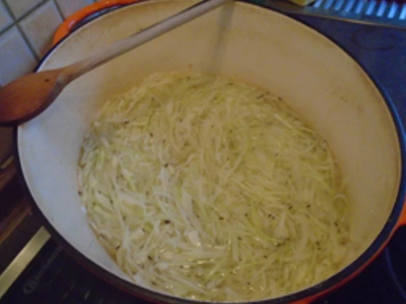 Schweinenackenbraten mit Sauce, Weißkraut auf böhmische Art und Seidenknödel - Rezept - Bild Nr. 23